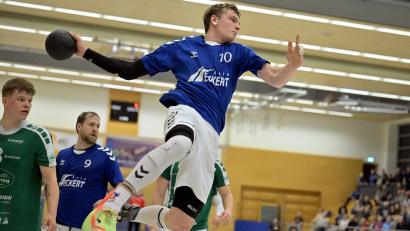 Bild: Hubert Ziegler
Thomas Raß (am Ball) von der SG Auerbach-Pegnitz ist vom seitlichen Kreis mit einem schönen Fallwurf erfolgreich. Insgesamt steuerte er acht Treffer zum Heimsieg gegen den TV Marktsteft bei.