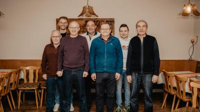 Bild: Manuel Schlosser/exb
Das Bild zeigt die neu gewählte Vorstandschaft (von links): Peter Hermann, Manuel Schlosser, Gerhard Schlosser, Stefan Kubik, Gottfried Blank, Maxi Ost, Albert Sittl. Nicht auf dem Bild: Matthias Zenger und Herbert Wendl.