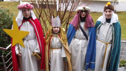 Bild: u
Bis zum Dreikönigstag sind die Sternsinger im Hirschauer Stadtgebiet, in Weiher und in Krickelsdorf von Haus zu Haus unterwegs.