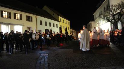 Bild: Ferstl/exb
Zum Auftakt der Feier versammeln sich am Unteren Markt Vereine mit ihren Fahnenabordnungen, Bürgermeister mit Stadtrat, die kirchlichen Gremien sowie die Kommunionkinder.