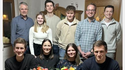 Bild: cro
Die neue Vorsitzende der JU Flossenbürg Pia Schmidt (vorne, Zweite von links) freut sich mit ihrer Stellvertreterin Paula Meiler (vorne, Dritte von links) auf die neue Herausforderung. Vorgänger Pius Stahl (vorne, links)) trat nach sechs Jahren nicht mehr zur Wahl an.