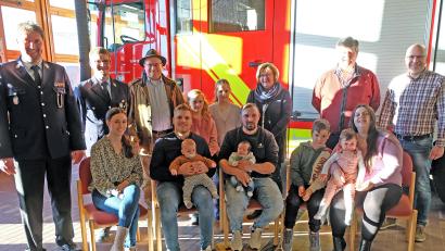 Bild: wlr
Auch wenn seit der letzten Rauchmelderübergabe nur sechs Neugeborene zu verzeichnen waren, freuten sich die Verantwortlichen von CSU und Feuerwehr, den Familien einen Baustein zur Sicherheit in den eigenen vier Wänden gegeben zu haben.