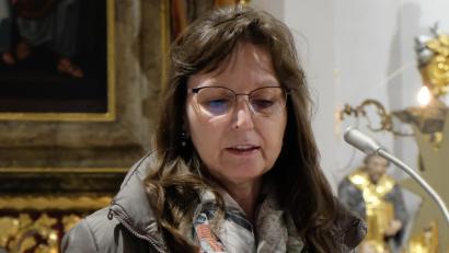 Bild: le
Pfarrgemeinderatssprecherin Elisabeth Lehner gibt im Jahresabschlussgottesdienst an Silvester den Jahresbericht des Gremiums den Kirchenbesuchern zur Kenntnis.