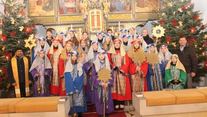 Bild: pi
Pater John Gali (links) entsendet die Sternsinger.