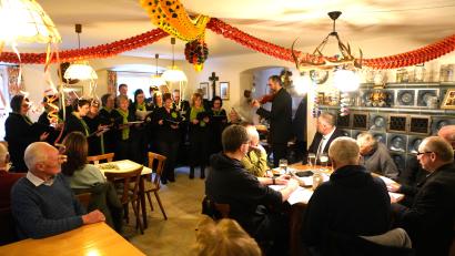 Bild: fvo
Der Waldthurner Chor tonArt unter der Leitung von Christoph Pausch (rechts mit Geige) eröffnet die Jahreshauptversammlung der Sängergruppe Floß beim Kühnhauser in Waldthurn.