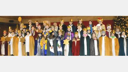 Bild: sche
50 Sternsinger werden in den nächsten Tagen die Orte Aschach, Raigering, Immenstetten, Krumbach und die Greßmühle aufsuchen, um Spenden für Kinder in armen Ländern zu sammeln, aber auch den Frieden zu erbitten.
