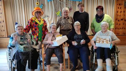 Bild: Kathrin Dietz/exb
Eine Überraschung in Form von Krapfen gab es für Senioren im Heim St. Martin. Mit im Bild (stehend, von links) Gerontofachkraft Kathrin Dietz, Norbert Fleißner, Heimleiter Bernhard Riedl und Monika Grötsch von „Leben plus“.