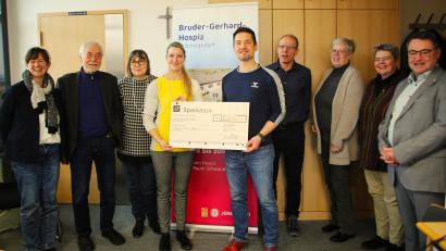 Bild: Claudia Fritsch/exb
Bei der Spendenübergabe: (von links) Sabine Sudler,(Johanniter-Sachgebietsleiterin Hospize, Manfred Beer, Hospizverein Regensburg, Gisela Pöhler, Vorsitzende Hospizverein Stadt und Landkreis Schwandorf, Katharina Salbeck (Leiterin des Bruder-Gerhard-Hospizes, Lehrer Michael Teplitzky Schulleiter Ludwig Pfeiffer, Konrektorin Christine Paschen, Lehrerin Silke Zettlmeißl und Martin Steinkirchner, Regionalvorstand der Johanniter Ostbayern.