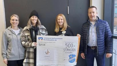 Bild: Susanne Höchtl
Andreas Sennert (rechts) übergab im Namen des SV Störnstein eine Spende in Höhe von 500 Euro an das Team Bananenflanke Nordoberpfalz, vertreten durch die Vorsitzende Carina Völkl, Sandra Krügelstein und Susanne Höchtl (von rechts).