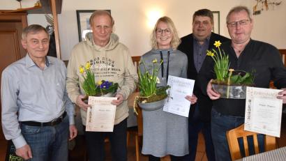 Bild: no
Ehrungen für langjährige Mitgliedschaft: (von links): Vorsitzender Heinz Pickel, Werner Übler, Claudia Meyer, Bürgermeister Dieter Dehling und Jürgen Wagner.