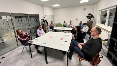 Bild: Coworkkem/exb
Bereits zum zweiten Mal trafen sich Interessierte und debattierten zu einem vorher ausgelosten Thema in einem klar festgelegten Schema.