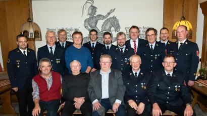 Bild: rha
Die Feuerwehr Sigl hat zwei neue Ehrenmitglieder und zeichnet langjährige Mitglieder aus (sitzend, von links:) Günter Lehner, Josef Graf, Ludwig Graf, Ehrenkommandant Karl Trummer und Ehrenvorsitzender Georg Ringer; hinten (von links): Kreisbrandmeister Michael Iberer, Erster Vorsitzender Rudolf Ernst, Georg Dotzler, Franz Herold, Gruppenführer Matthias Trummer, Zweiter Vorsitzender und Gruppenführer Michael Lang, Erster Kommandant Stefan Schertl, Bürgermeister Hans-Martin Schertl, Hubert Merkl, Zweiter Kommandant Florian Ringer und Kreisbrandmeister Andreas Luber.