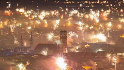 Bild: Lennart Preiss/dpa
Silvesterfeuerwerk erhellt den Himmel über der Innenstadt.
