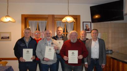 Bild: pop
Die Schmidmühlener Sportschützen ehren langjährige Mitglieder (von links): Erwin Koller, Gauschützenmeister Heinrich Fraunholz, Günther Schmid, Reinhard Höfler, Robert Rauch, Schützenmeister Josef Popp und Dritter Bürgermeister Mathias Huger.