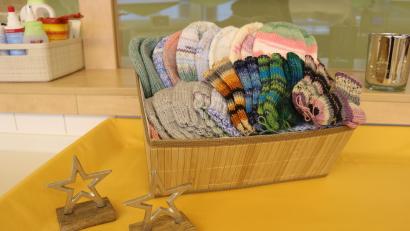 Bild: Klinikum Fichtelgebirge/exb
Ein Teil der Socken und Mützen aus der aktuellen Spende der Mitterteicher Strickgruppe.