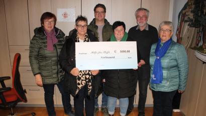 Bild: bjp
6.800 Euro Spenden kann Stadtpfarrer Edmund Prechtl an die verunglückte Stefanie Dötsch weiterleiten. 5.000 Euro hatte die Initiatorin Karin Birkner (Zweite von links mit Praxismitarbeiterin Simone Friedrich/Dritte von rechts) mitgebracht), wozu noch 100 Euro der Mutter-Kind-Gruppe "Mini-Pressather" kamen. 900 Euro brachte Frauenbundvorsitzende Christine Pfeiffer, 700 Euro Simon Schmidt von der DJK und 100 Euro Cilla Helm vom Strickkreis mit (Erste, Vierter und Sechste von rechts).