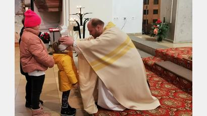 Bild: gz
Pater Felix Meckl erteilt allen Kindern den Segen auf Augenhöhe.