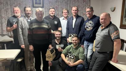 Bild: knh
Die Organisatoren Christoph Müller (Mitte, hinten) und Hubert Schiller (rechts) belohnten die neuen Watterkönige Christian Schmid (hinten, Vierter von links) und Max Scholz (unten links) mit einem Preisgeld von 50 Euro.