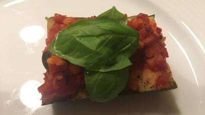 Bild: ihl
Die fertige Bolognese, eingebettet in der Zucchini.