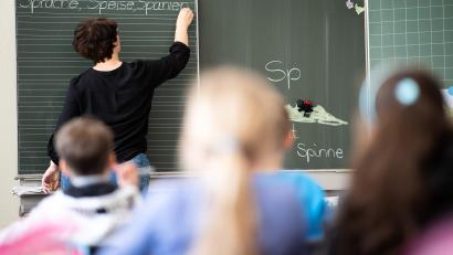 Bild: Sebastian Gollnow
Laut PISA-Studie nimmt die Lesekompetenz der Grundschüler weiter ab. Nun will das Kultusministerium mit einer zusätzlichen Deutschstunde pro Woche das Problem angehen.