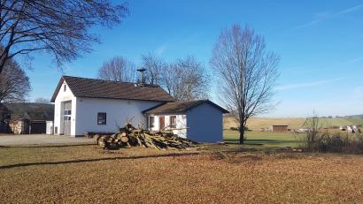 Bild: gi
Neben dem Feuerwehrhaus soll in Eigenregie ein Geräteschuppen errichtet werden. Die Bäume auf dem Bauplatz wurden bereits beseitigt.