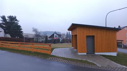 Bild: bjp
Mit Recht stolz sind die Feilersdorfer auf ihren neu ausgestatteten Spielplatz. Auch beim Bau des Geräteschuppens für die Feuerwehr legte das ganze Dorf mit Hand an.