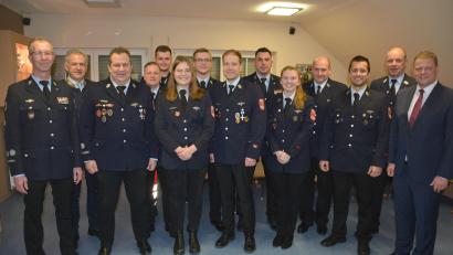 Bild: jr
Neuwahlen standen bei der Feuerwehr Mitterteich an. Auf dem Bild (von links) der neue Kommandant Günther Sommer, Landrat Roland Grillmeier, Christian Kempf, Daniel Kircher, Florian Hampel, Julia Hildebrand, Michael Schicker, Vorsitzender Christian Grillmeier, der neue stellvertretende Kommandant Andreas Kraus, Lena Nemsow, Stefan Grabis, Johannes Grillmeier, Franz Bauernfeind und Bürgermeister Stefan Grillmeier.