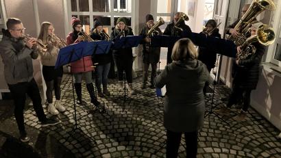 Bild: bk
Der Posaunenchor unter Leitung von Katrin Seidl erfreut in Kaltenbrunn zum Jahreswechsel mit Chorälen und Liedern.