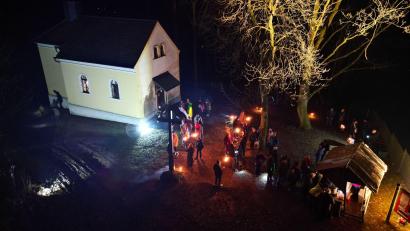 Bild: Jürgen Dolles/exb
An eine Fackelwanderung zur Gommelbergkapelle schlossen sich eine Andacht und ein Beisammensein mit Speis und Trank an,