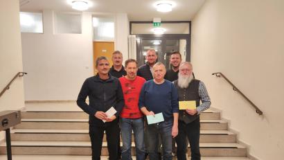 Bild: kki
Wolfgang Nickl (Gewinner der Landtagsfahrt) und die drei Erstplatzierten Hermann Bauer, Peter Bachofner, und Wolfgang Gleißner (vorne, von links) freuen sich über ihre Preise ebenso wie Schlusslicht Michael Voit (zweite Reihe, Mitte). Die Vorsitzenden Tobias Forster und Michael Meiler (zweite Reihe) gratulieren.