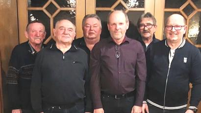Bild: gi
Die Meister 2023 des Brieftaubenvereins Heimatbote Moosbach feiern die Erfolge ihrer fleißigen Tauben: (von links) Erwin Voit, Hans Bäumler, Manfred Kühn, Hans Irlbacher, Josef Huber und Josef Bäumler.