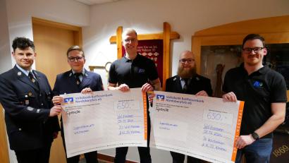 Bild: flm
Die Spendenübergabe mit Vertretern von Junger Union, KLJB Kondrau und den beiden Jugendfeuerwehren: (von links) Felix Kubitschek, Leopold Tippmann, Christoph Küspert, Philipp Lenz und Andreas Koch.