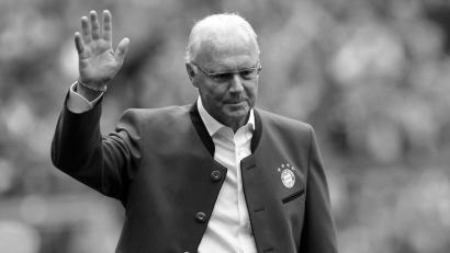 Bild: picture alliance / dpa
Ehrenpräsident Franz Beckenbauer von München geht während der Präsentation der Meistermannschaften vor Spielbeginn zum Podium und winkt.