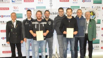 Bild: Hans Schlosser/exb
Gewinner in der Herrenklasse eins: Die Mannschaften der Eichelbachschützen Weihern-Stein, Glück Auf Stulln zwei und Hubertus Knölling zusammen mit Gausportleiter Klaus Ketzler und Gauschützenmeister Johann Dirrigl.