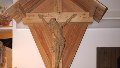 Bild: bkr
Das neue Kreuz hat seinen Platz heute noch in der Werkstatt der Schnitzerei Schinner in der Weihermühle und wartet darauf, vor dem Transport auf den Poppenberg von der Spenglerei Steinkohl aus Kastl mit Kupferblech eingekleidet zu werden.