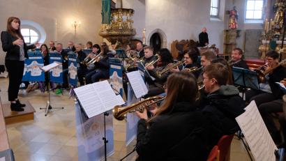 Bild: le
Leiterin Tanja Riedel (stehend) ist bei den Proben mit den Posaunenchor in ihrem Element. Sie hofft, dass viele Interessenten zum Schnuppertag des Flosser Posaunenchores am 15. März kommen.