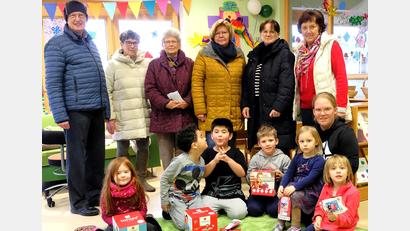 Bild: wlr
Die Kinder wussten genau, was Tonie-Boxen sind und wollten alles gleich auspacken. Kindergartenleiterin Theresa Schiller (vorne, rechts, knieend) und Pfarrer Berthold Heller (links) freuten sich über die Geschenke, die FU-Vorsitzende Renate Müller (Dritte von rechts) und ihre Vorstandsdamen mitgebracht hatten.