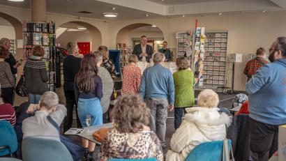 Bild: Michael Golinski/exb
Selbsthilfe leistet für Betroffenen wertvolle Dienste, das soll eine Wanderausstellung vermitteln, die derzeit in der Stadtbibliothek zu sehen ist.