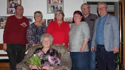 Bild: wro
Maria Heindl (vorne) feierte kürzlich ihren 95. Geburtstag. Der Jubilarin gratulierten (von links) Schwiegersohn Josef König, Tochter Gabi König, Tochter Gerda Lang und Schwiegertochter Gerlinde Heindl. Die Glückwünsche der Marktgemeinde Wiesau überbrachte Toni Dutz, im Namen der Siedlergemeinschaft Wiesau gratulierte Gerhard Robl (von rechts).