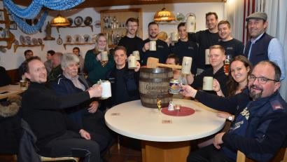 Bild: dob
Im Floriansstüberl haben die Feuerwehrleute schon einmal das dunkle edle Gebräu der Gambrinus Brauerei aus Weiden, das Sandro Meier (hintere Reihe, rechts) mitbrachte, gekostet und für sehr gut befunden.