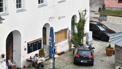 Bild: Petra Hartl
Wo noch im vergangenen Sommer reger Gastro-Betrieb herrschte, steht jetzt Gerümpel vor der Tür: Im "Centro" am Luitpoldplatz in Sulzbach-Rosenberg laufen derzeit die Ausräumarbeiten.