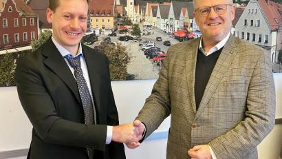 Bild: Maria Schuierer, Stadt Schwandorf/exb
Oberbürgermeister Andreas Feller (rechts) freut sich, dass die Stelle des Stadtkämmerers mit Michael Neidl (links) nachbesetzt werden konnte.