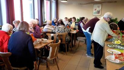 Bild: R. Kreuzer
Bei einem reichhaltigen Büffet ließen es sich Frauen der beiden Pfarreien gut gehen und verbrachten gemeinsam heitere Stunden beim "lustigen Frauenfrühstück" des Frauenbunds St. Elisabeth.