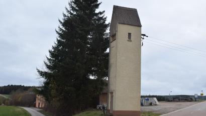 Bild: bnr
Die Trafostation am Hutackerweg in Guteneck wird abgebrochen und durch eine neue Kompaktanlage ersetzt. Damit soll eine größere Netzstabilität erreicht werden.
