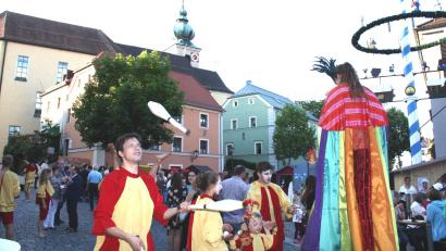Archivbild: lg
Ein beschwingtes Markttreiben gehört traditionell zum Festspiel. Auch heuer sind die Besucher vor den Aufführungen zu Zauberei, Gaukelei, Musik und Tanz auf den Marktplatz geladen.