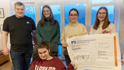 Bild: KLJB Leonberg/exb
Einen Scheck übergab die KLJB Leonberg an den Verein Happynest. Im Bild (stehend, von links) Thomas Weiß, Eva Wuttke, Anna Dill und Christina Dittmann sowie (vorne) Marie Wuttke.