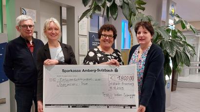 Bild: Klinikum/Fickel/exb
Bei der Spendenübergabe im Klinikum (von links) Karl Siegert, Kassier des ehemaligen Vereins „Teddy’s lindern Schmerzen“, Ramona Kaufmann, Vorsitzende, Karin Borchers vom Kinderpalliativteam und Andrea Haller-Trepesch, Zweite Vorsitzende und Gründerin des Vereins "Teddy's lindern Schmerzen".