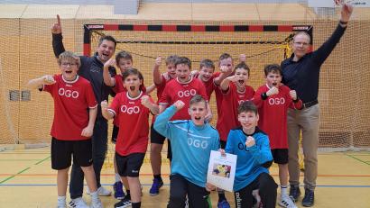 Bild: Georg Lang/exb
Die Begeisterung über den Titel „Nordbayernmeister“ kennt keine Grenzen. Mit den erfolgreichen jungen Handballern freuen sich ihr Trainer Michael Teplitzky (links) und Schulleiter Ludwig Pfeiffer.