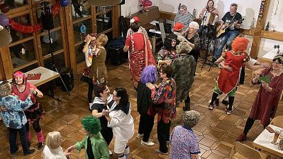 Bild: R. Kreuzer
Die Frauen vom Hammerweg waren in bunten Kostümen zum "Weiberfasching" ins Gemeindehaus gekommen. Da durfte auch ein Tänzchen nicht fehlen.