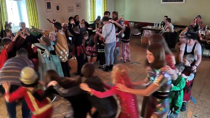 Bild: PGR Unterauerbach/exb
Lustige Spiele und eine Polonaise machten den fantasievoll maskierten Kindern beim Unterauerbacher Kinderfasching sichtlich Spaß.